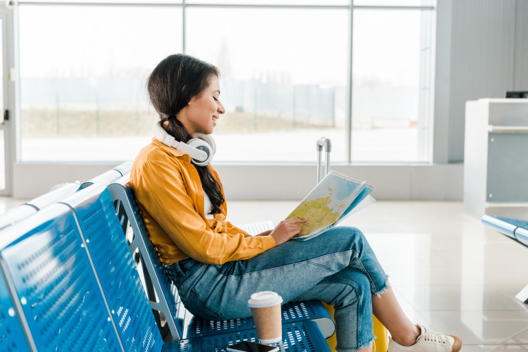 vrouw op luchthaven vertrekt op reis
