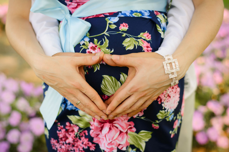 handen voor zwangere buik