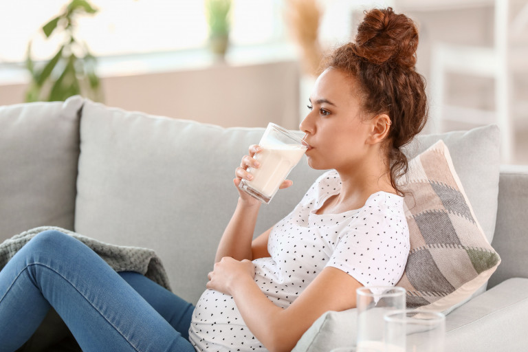 zwangere vrouw drinkt glas melk
