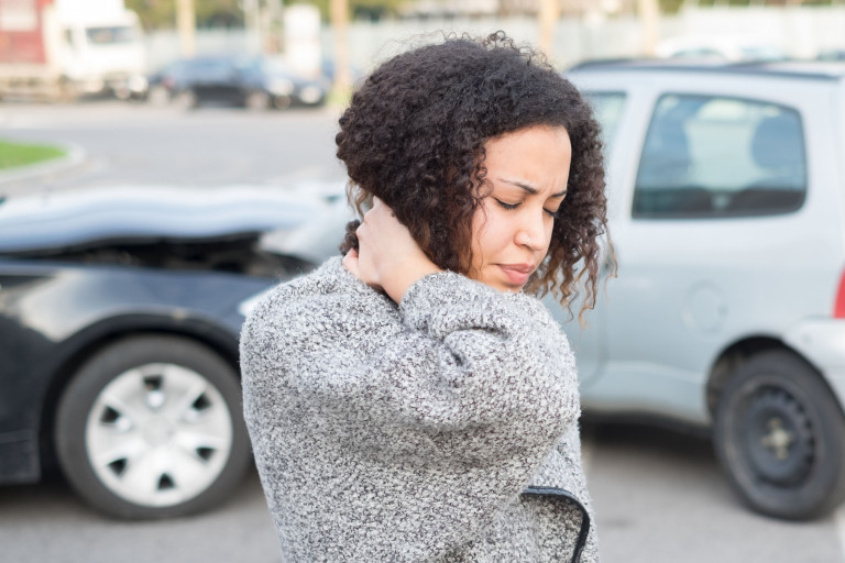 Vrouw heeft nekpijn na auto-ongeval