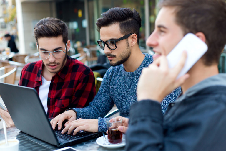 Jongeren afgestudeerd eerst job op laptop