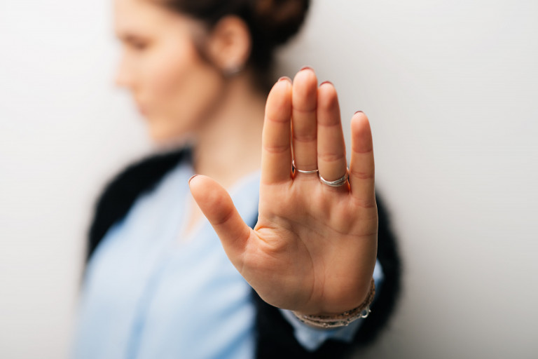 Vrouw zegt stop met hand