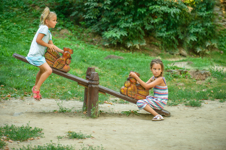 Deux petites filles sur une balançoire