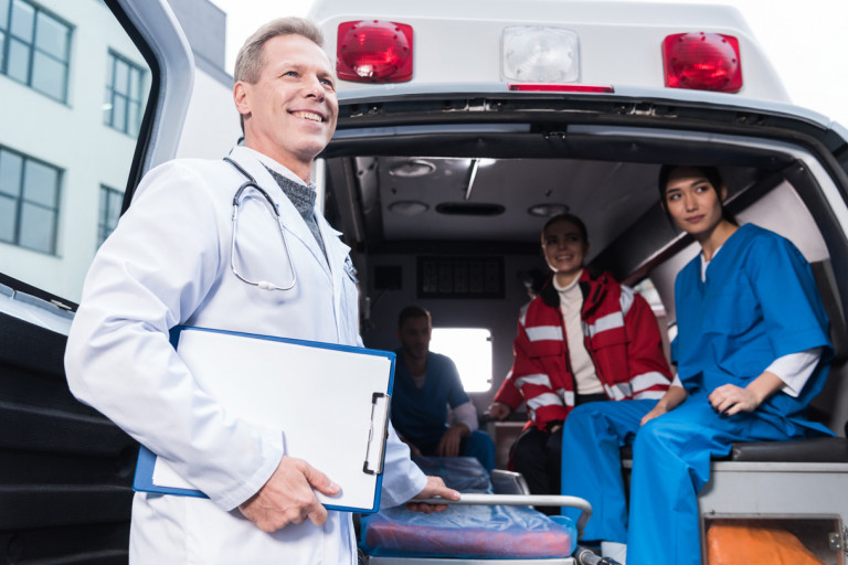 docteur et personnel médical dans ambulance