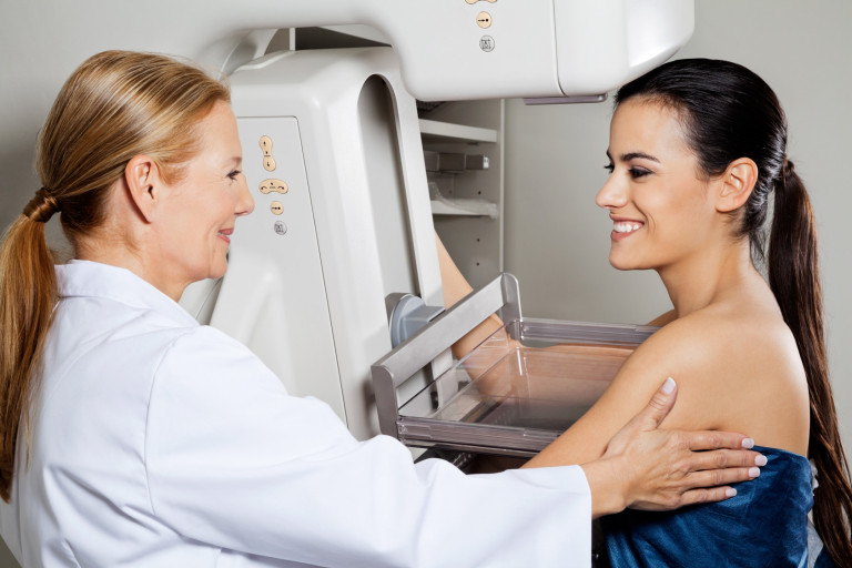 docteur pratiquant examen mammographie 