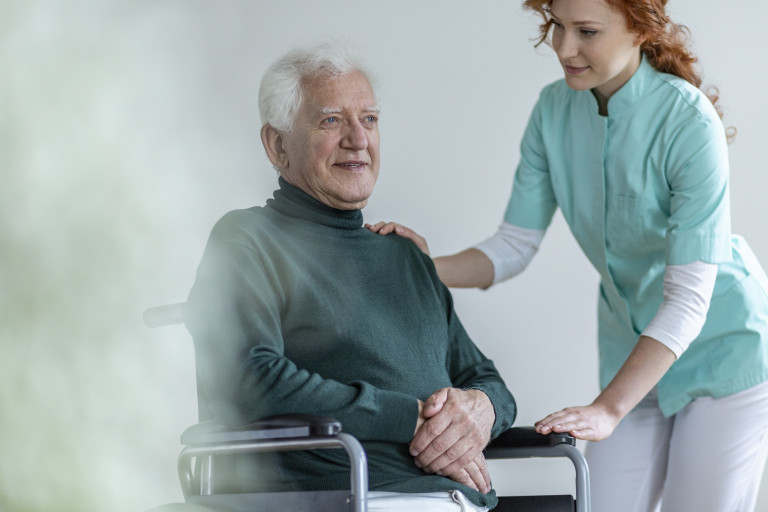 oude man in rolstoel in ziekenhuis