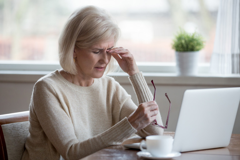 vrouw wrijft in ogen