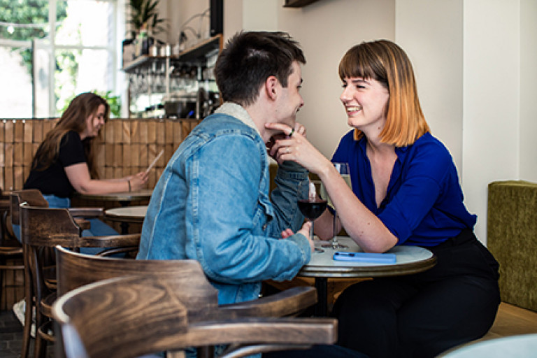 Koppel kijkt verliefd naar elkaar in café