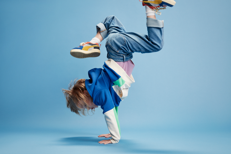 Jongen breakdance op blauwe achtergrond