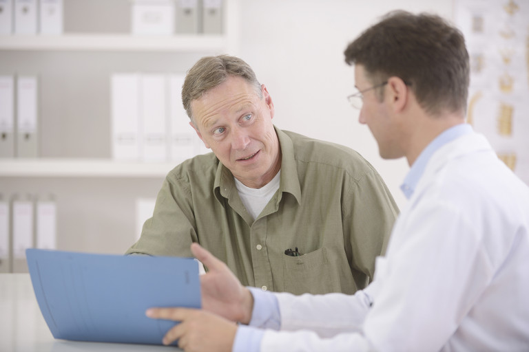 Huisdokter praat tegen patiënt