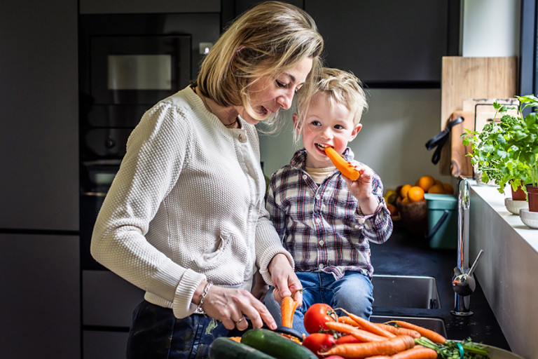 Moeder en zoon bereiden eten voor