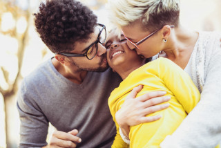 Ouders die hun meisje knuffelen