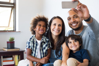 Famille fait selfie sur le canapé