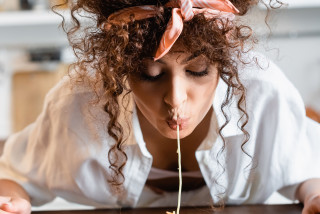 Meisje eet spaghetti