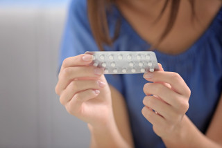 jeune fille avec sa contraception