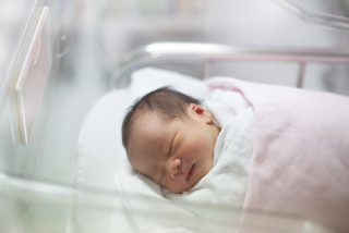 Nouveau-né dans un lit d'hôpital