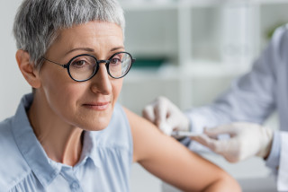 Dame met grijs haar krijgt vaccin