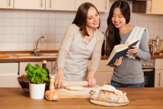 Deux jeunes filles en cuisine qui préparent à manger