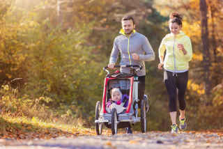 Ouders joggen met kinderwagen