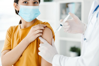 Een jonge vrouw laat zich vaccineren