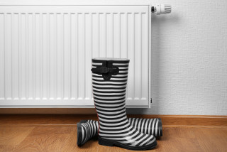 Bottes devant chauffage