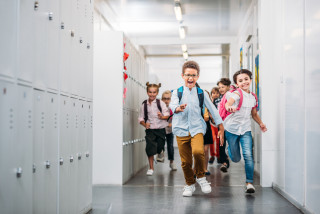 Kinderen lopen in de gang van school