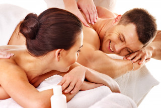 Man en vrouw op de massagetafel