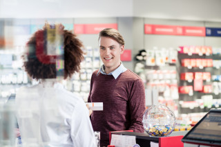 Man in apotheek