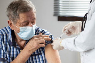 Vaccination homme âgé