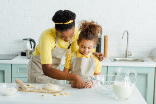 Moeder en dochter die samen koken