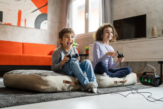 kinderen gamen op playstation lachend