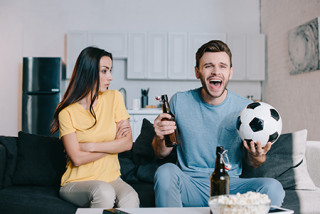 Koppel kijkt naar voetbalmatch op televisie