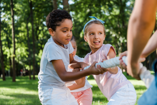 Kinderen die buiten spelen