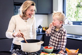 Moeder en kleuter koken samen spaghetti