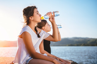 2 meisjes drinken water