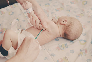 Pasgeboren baby krijgt vaccin