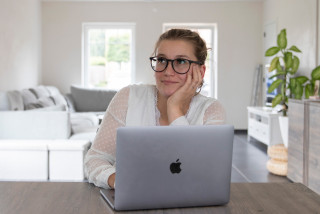 Student voor haar laptop denkt na over haar toekomst