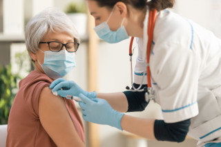 Dame âgée qui se fait vacciner