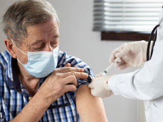 Vaccination homme âgé