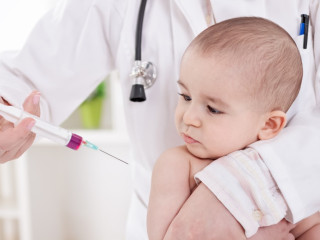 een arts die een injectie aan een kind geeft