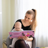 Vrouw en baby op haar schoot kijken samen in een kinderboek