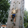 Kind klauwert op klimmuur tijdens jongerenkamp zomervakantie