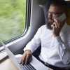 Man in trein met laptop
