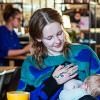 Vrouw geeft borstvoeding in café