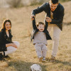 famille jouant dans les champs